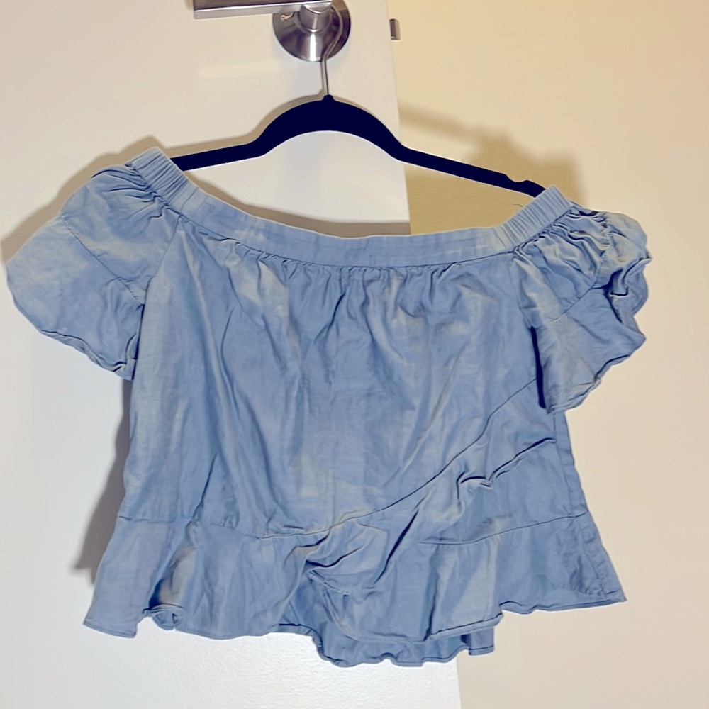 Super cute BCBG crop top